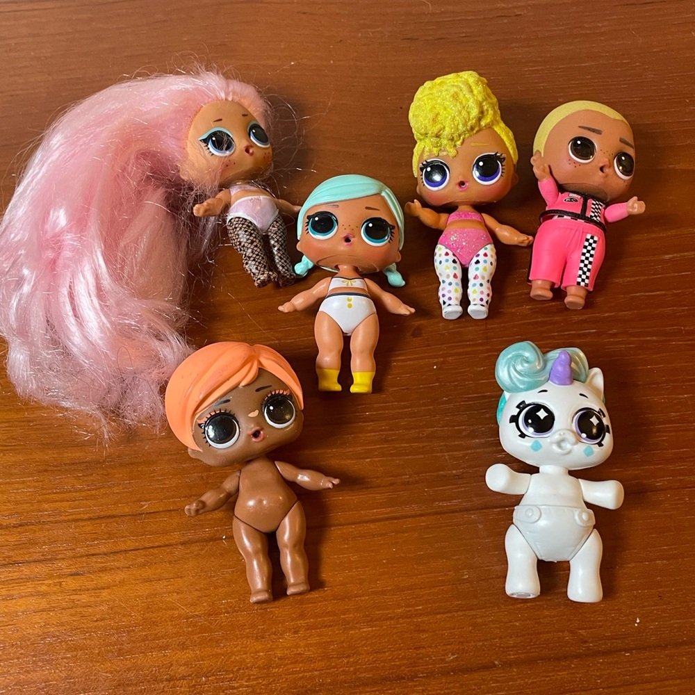 LoL Surprise 6 Dolls Lot, some clothes.